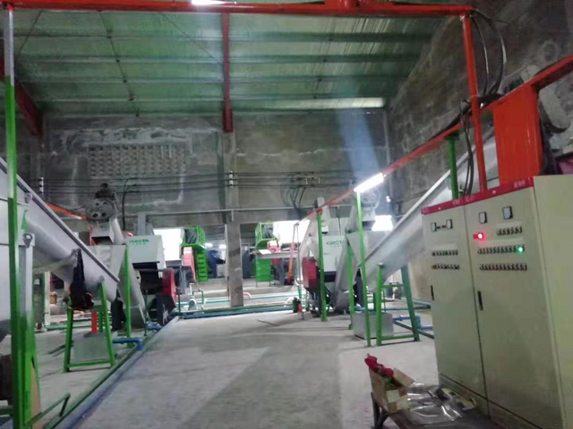 大型PET礦泉水瓶篩選、預(yù)洗、破碎、清洗 熱堿酸洗回收第二套大型生產(chǎn)線(POY級(jí)）